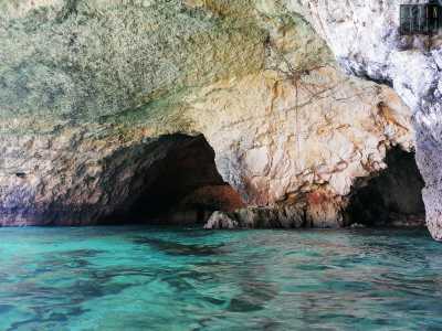 ...che ci conduce in un secondo antro situato alle spalle del primo, dove l�alta scogliera va a incorniciare il mare creando una piscina al coperto, remota e silenziosa